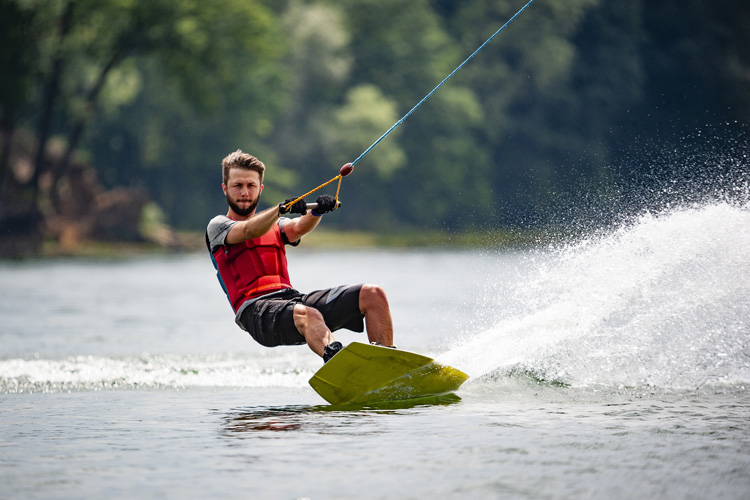 Wakeboarder Soldes Magasin -Wakeboarder Soldes Magasin towing a rider
